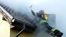 Pożar domu w Sterławkach Średnich. Strażacy walczą z ogniem